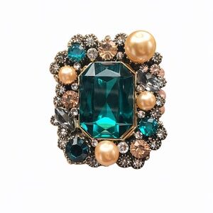 Vintage Style Emerald Green Glass Brooch – Gold Tone Rhinestone & Faux Pearl